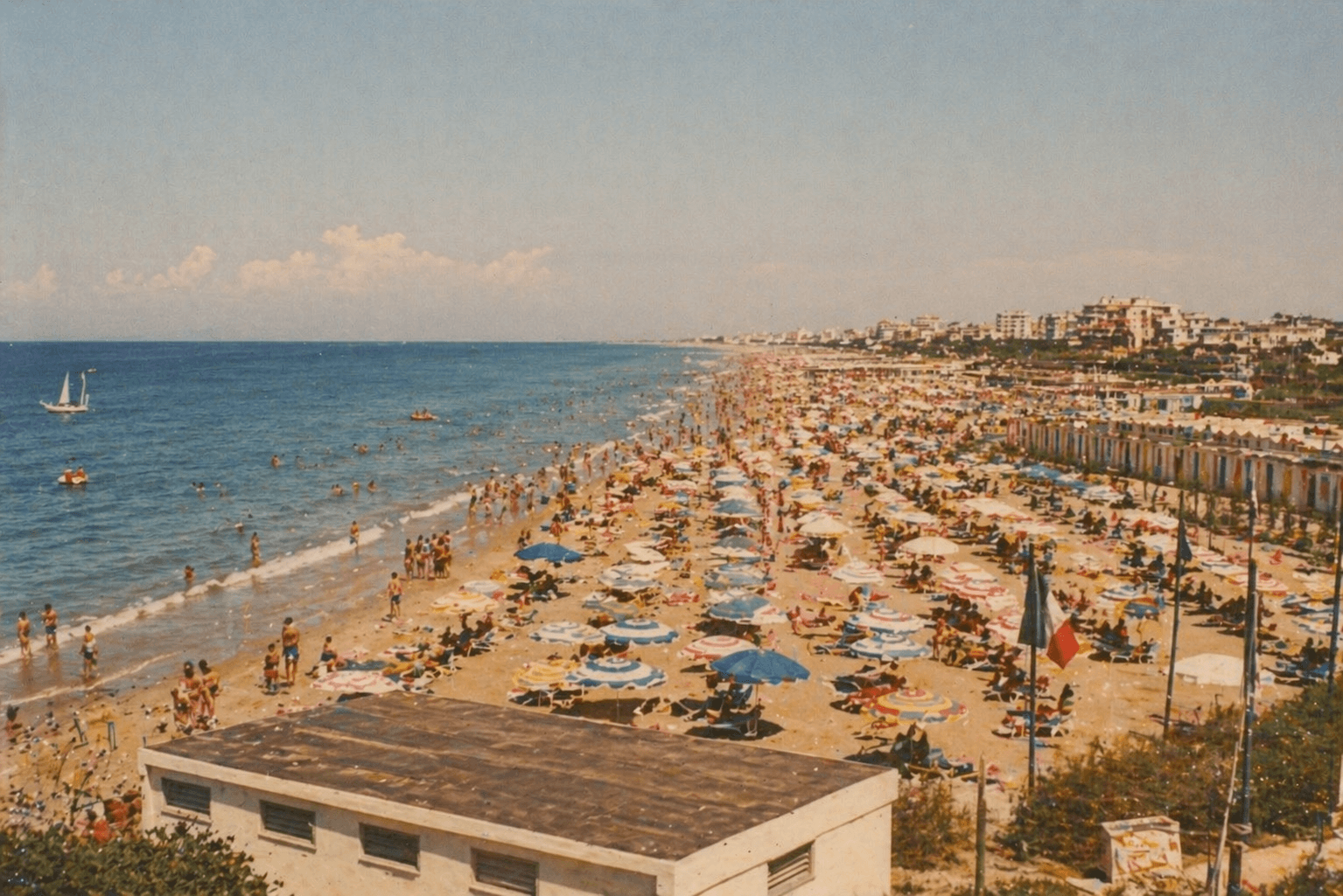 Panoramica storica del litorale con stabilimenti